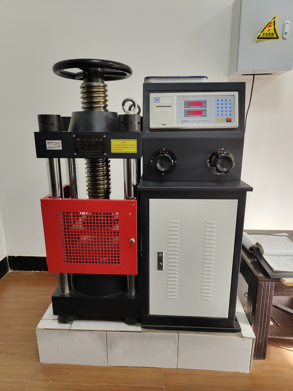 Pressure resistance tester