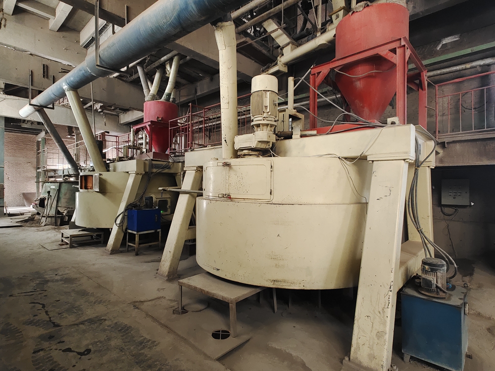 Mud mixing and rolling machine